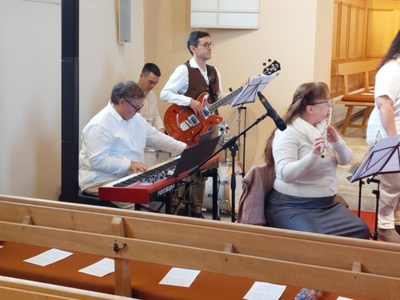Band und Querflotistin.jpeg Band und Querflotistin.jpeg