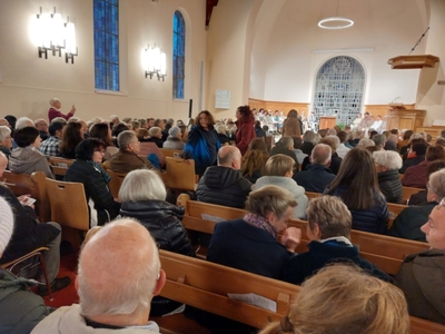 Eine uberfullte Kirche.jpeg Eine uberfullte Kirche.jpeg
